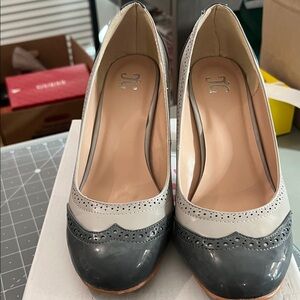 Elegant Two-Tone Heels in Gray and Cream